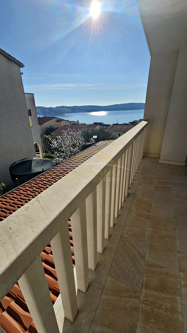 Appartamento trilocale a Okrug Gornji/Čiovo con ampia terrazza, garage e vista mare